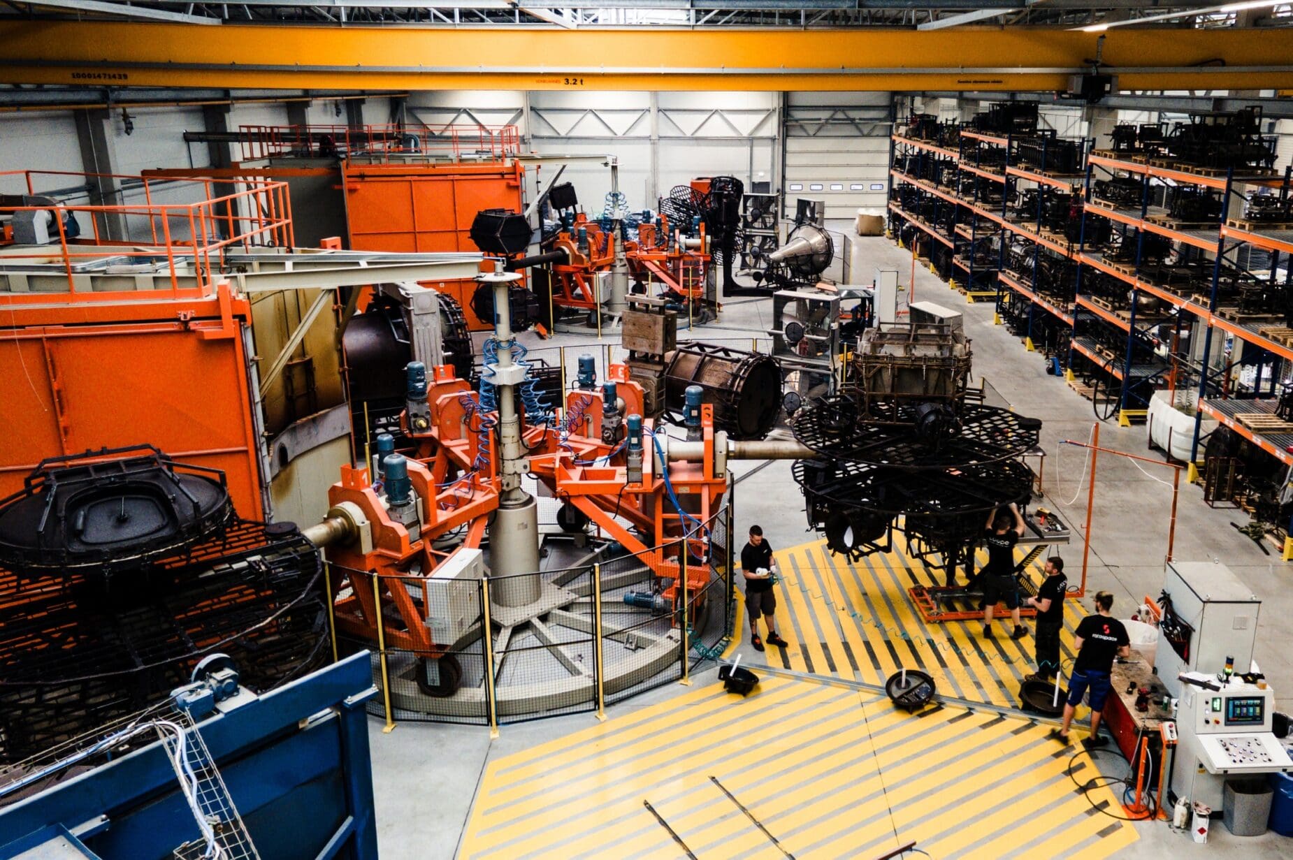 Hala Rotospace - widok z drona na piec i regał z formami